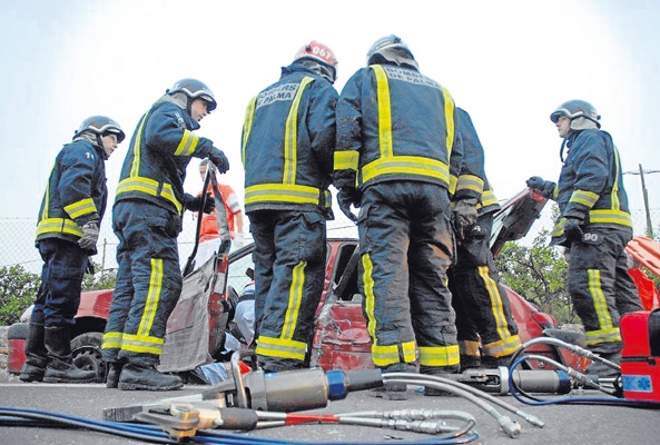 Los bomberos de Palma, durante el rescate de una conductora atrapada entre Santa Maria y Bunyola en mayo pasado.  FOTO BOMBERS DE PALMA