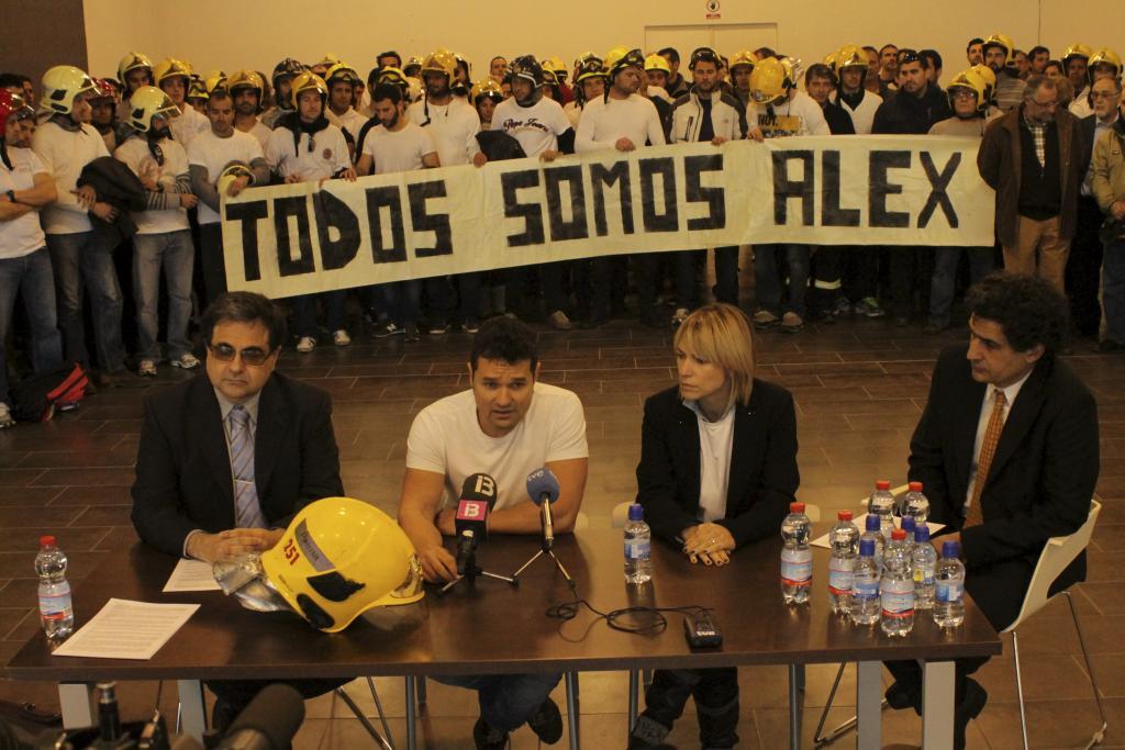 La viuda de Alejandro Ribas, junto al hermano de ste en un acto de protesta contra Cort. Foto A. Seplveda 