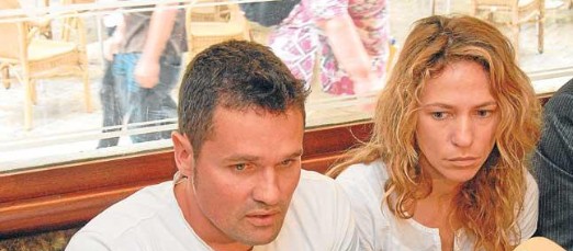 El hermano y la viuda del bombero lex Ribas, fallecido en 2010, durante una rueda de prensa.